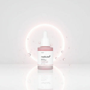 Medicube PDRN Pink Peptide Serum 30ml i en elegant design med glödande bubblor.