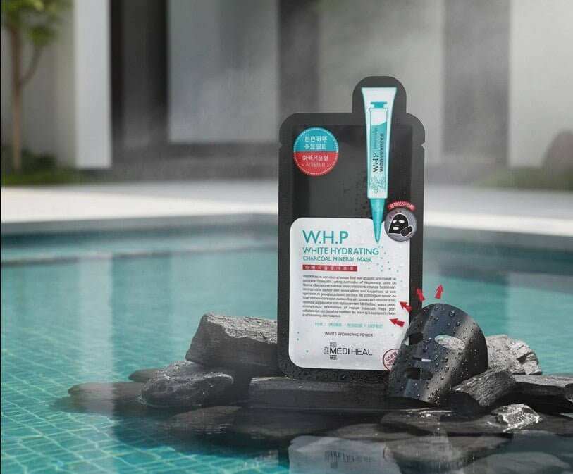 Mediheal W.H.P White Hydrating Black Mask EX för mjuk och återfuktad hud i en spa-miljö.