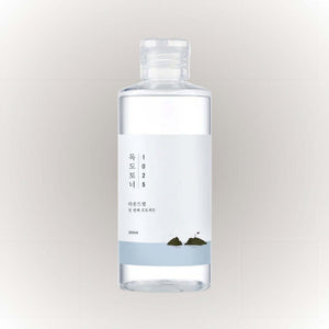 Round Lab 1025 Dokdo Toner 200ml i en transparent flaska med enkel etikett.
