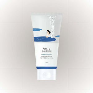 Round Lab Birch Juice Moisturizing Cleanser 150ml för att rengöra och återfukta huden skonsamt.