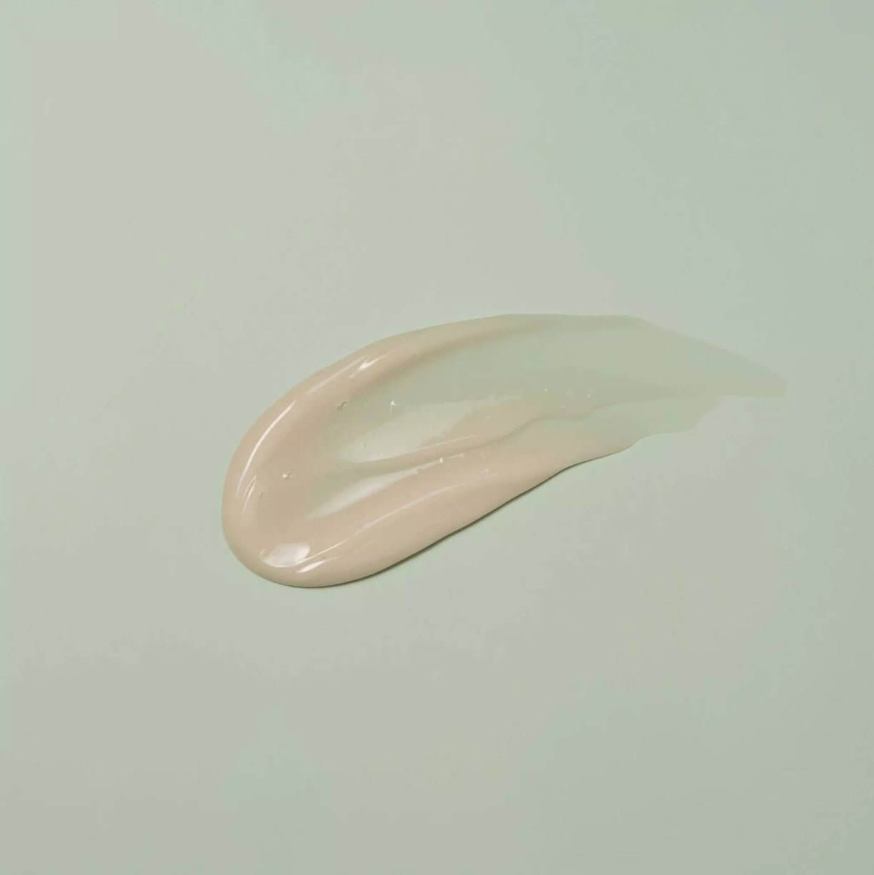 Round Lab Mugwort Calming Cream applicerat på ytan för en lugnande och återfuktande känsla.