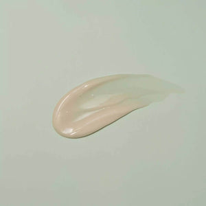 Round Lab Mugwort Calming Cream applicerat på ytan för en lugnande och återfuktande känsla.