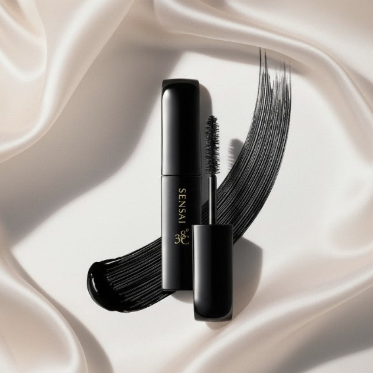 Volymgivande mascara Sensai med svart tuber och borste, fransar åt sidan
