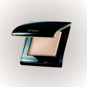 Sensai Supreme Illuminator Highlighter 4g i en elegant förpackning med ljusreflekterande finish.