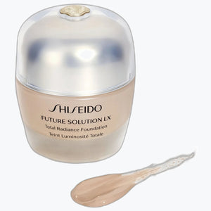 Shiseido foundation i transparent flaska med lock, samt hudfärgad provstrykning