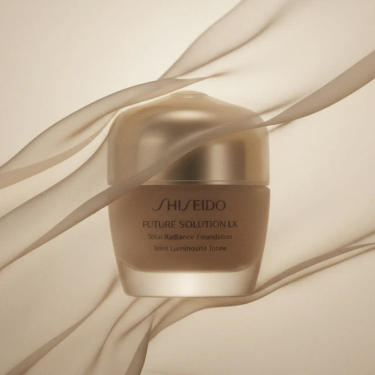 Shiseido foundation i burk med silvrigt lock, beige ton