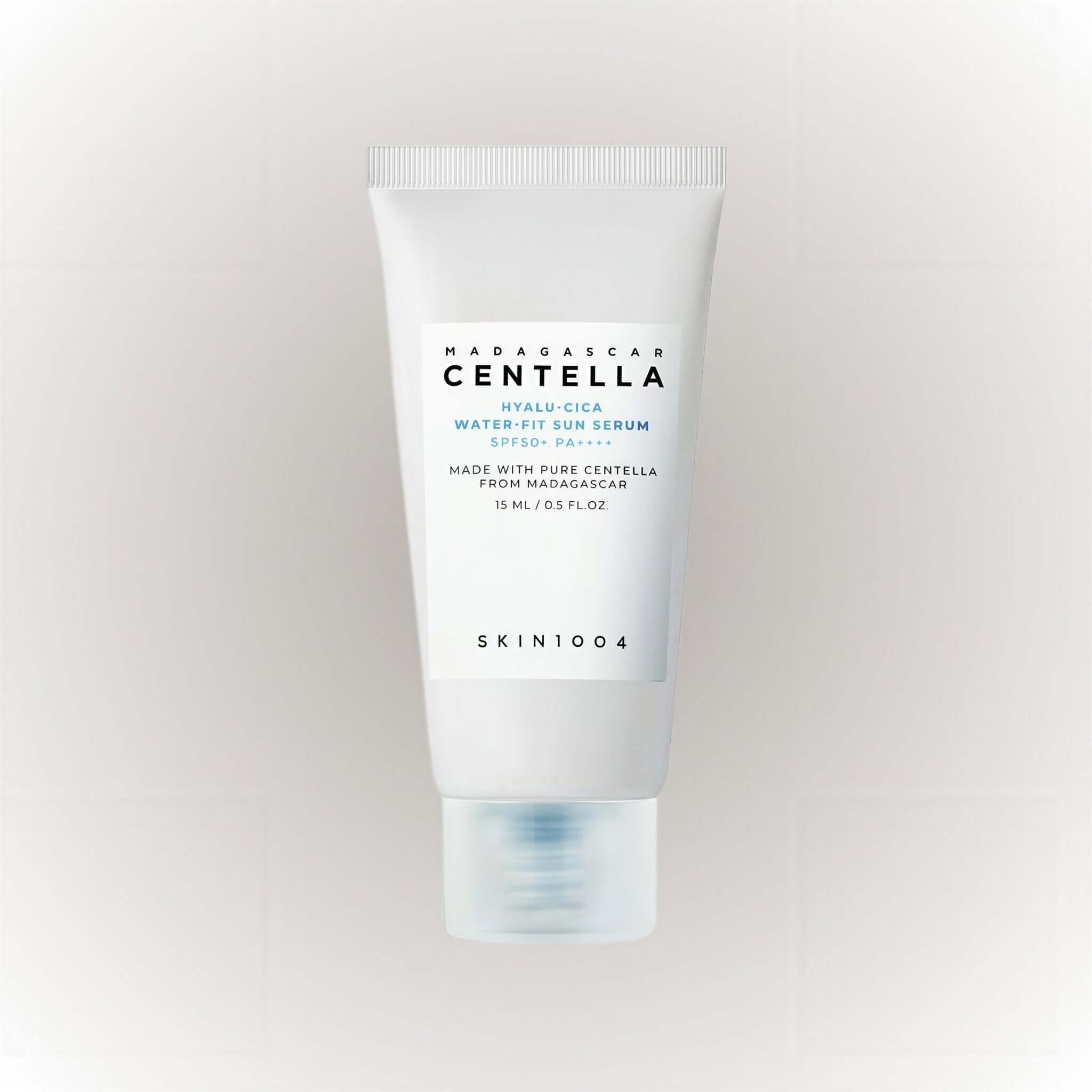 SKIN1004 Madagascar Centella Hyalu-Cica Water-Fit Sun Serum 15ml i en vit tub med SPF-skydd och återfuktande formula.