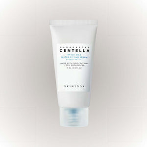 SKIN1004 Madagascar Centella Hyalu-Cica Water-Fit Sun Serum 15ml i en vit tub med SPF-skydd och återfuktande formula.