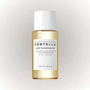 SKIN1004 Madagascar Centella Light Cleansing Oil 30ml i en elegant flaska för mjuk och balanserad hud.