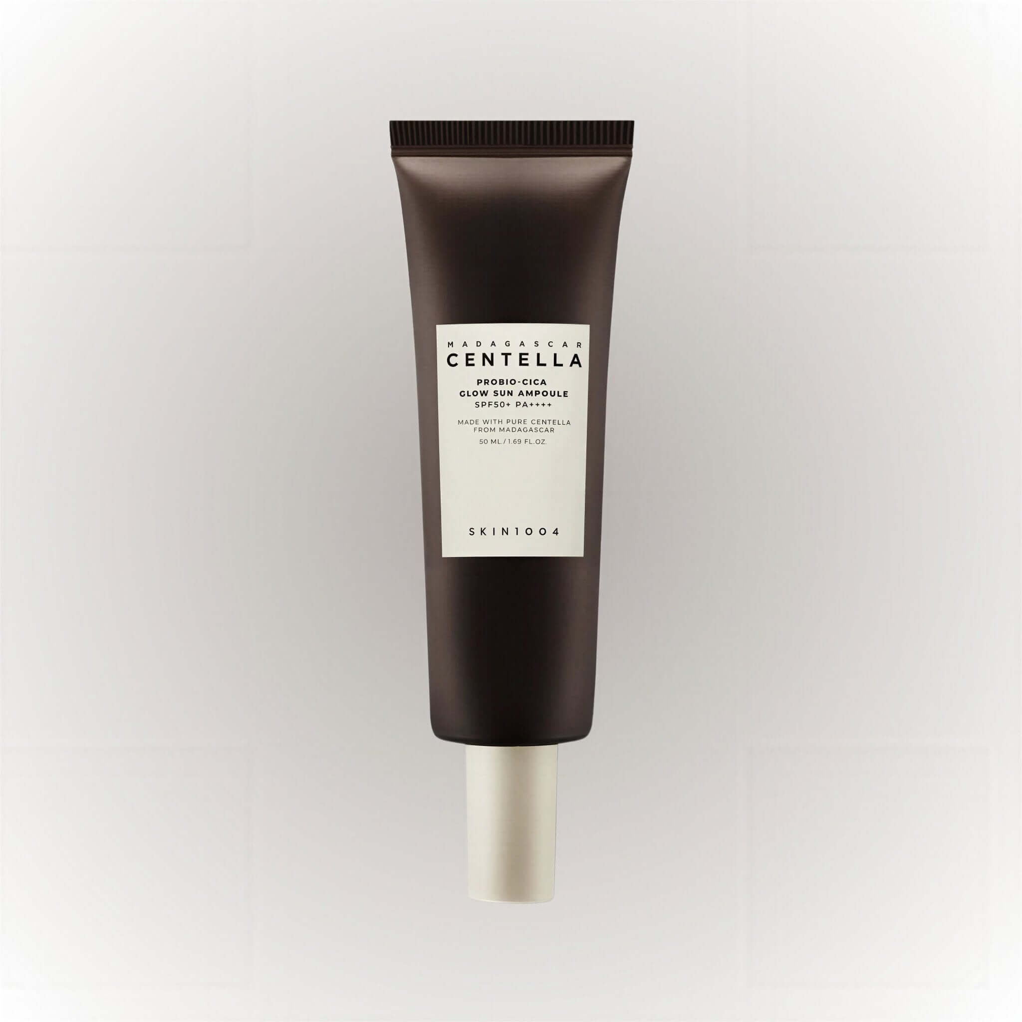 SKIN1004 Madagascar Centella Probio-Cica Glow Sun Ampoule 50ml i en mörk förpackning.