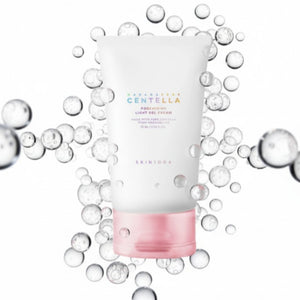 SKIN1004 Centella gelkräm, vit tub med rosa botten, omgiven av bubblor