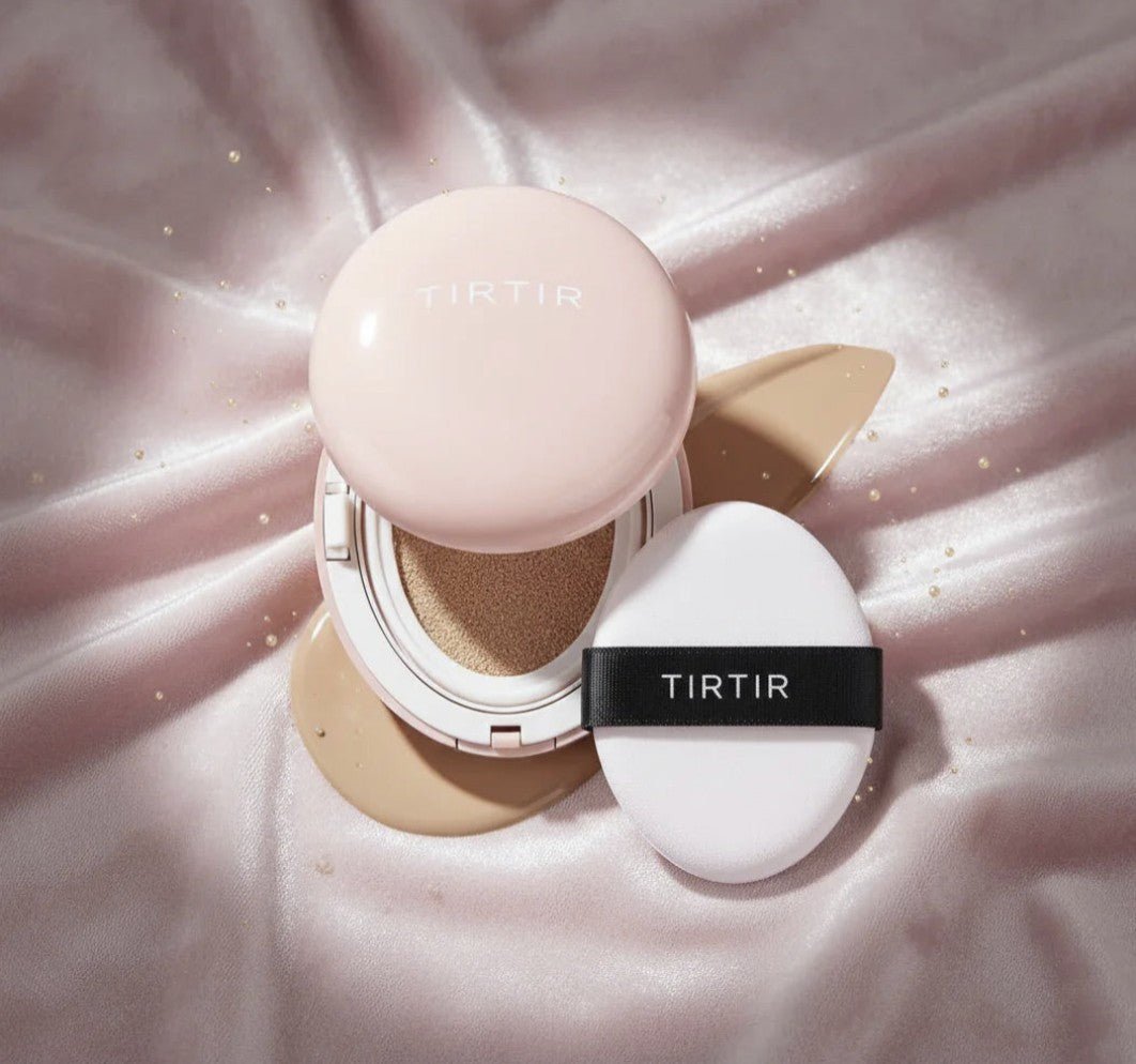 TIRTIR Mask Fit All-Cover Cushion 18g med puff på rosa bakgrund, idealisk för en flawless finish.