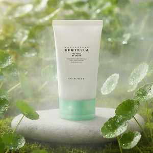 SKIN1004 Tea-Trica B5 Cream i en fräsch och gröna omgivning, idealisk för lugnande och återfuktande hudvård.
