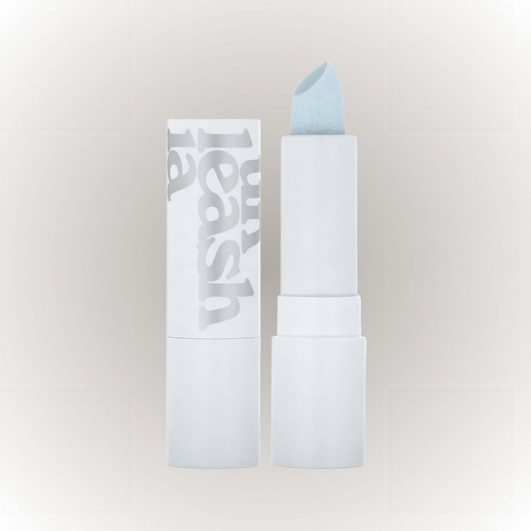 Unleashia Glacier Vegan Lip Balm No.2 Blue Lagoon med en sval, fräsch känsla och glansig finish.