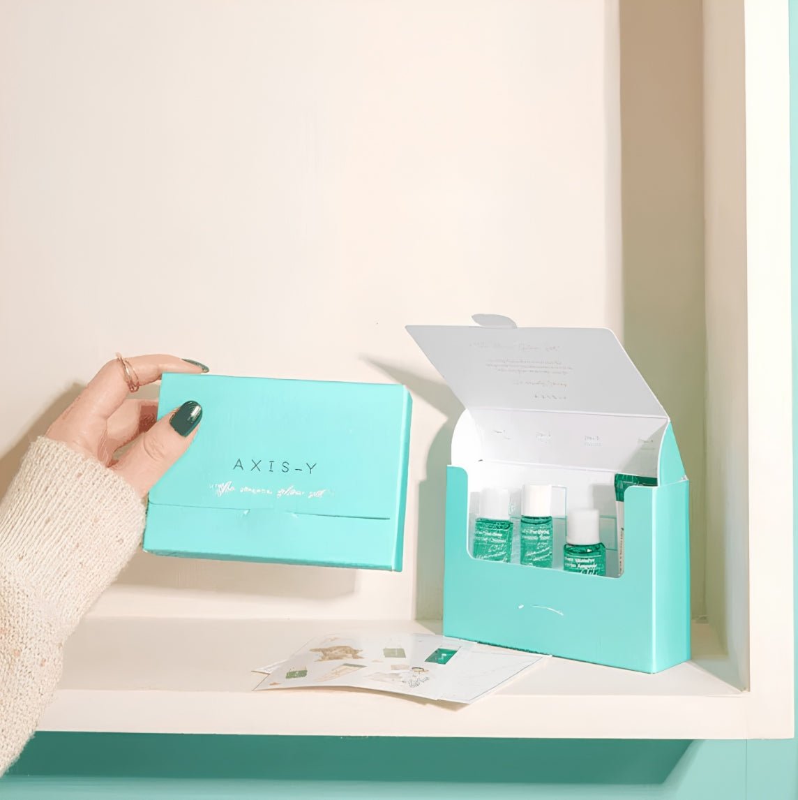 Axis-Y Mini Glow Set med fyra produkter i en ljusblå förpackning, perfekt för hudvård.