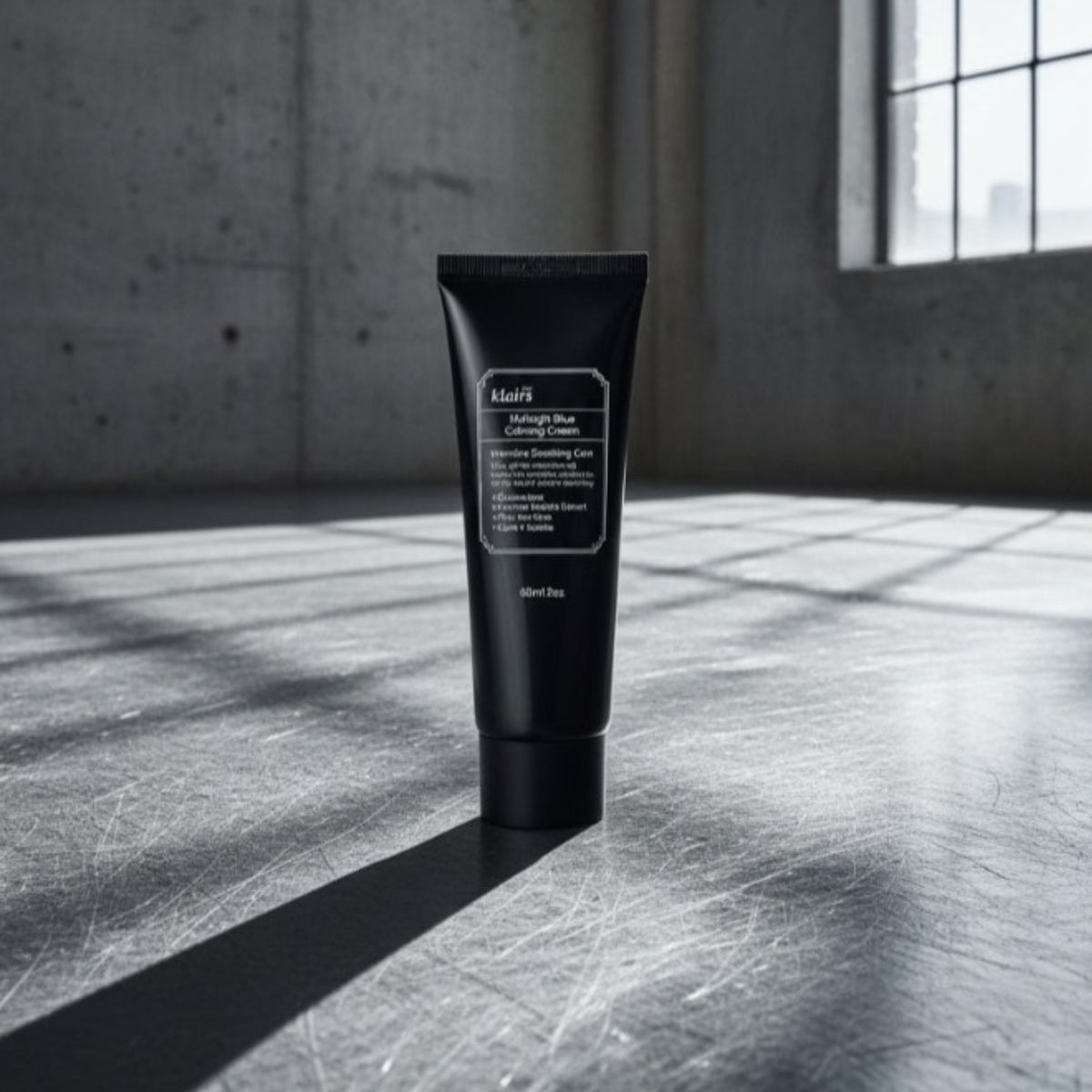 dear Klairs Midnight Blue Calming Cream 60 ml-tub stående på plan yta