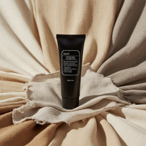 dear Klairs Midnight Blue Calming Cream 60 ml-tub på tyg med veck